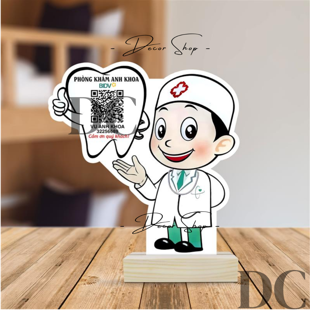 Bảng mica in theo yêu cầu, mã qr để bàn in hình bác sĩ chipi bền đẹp