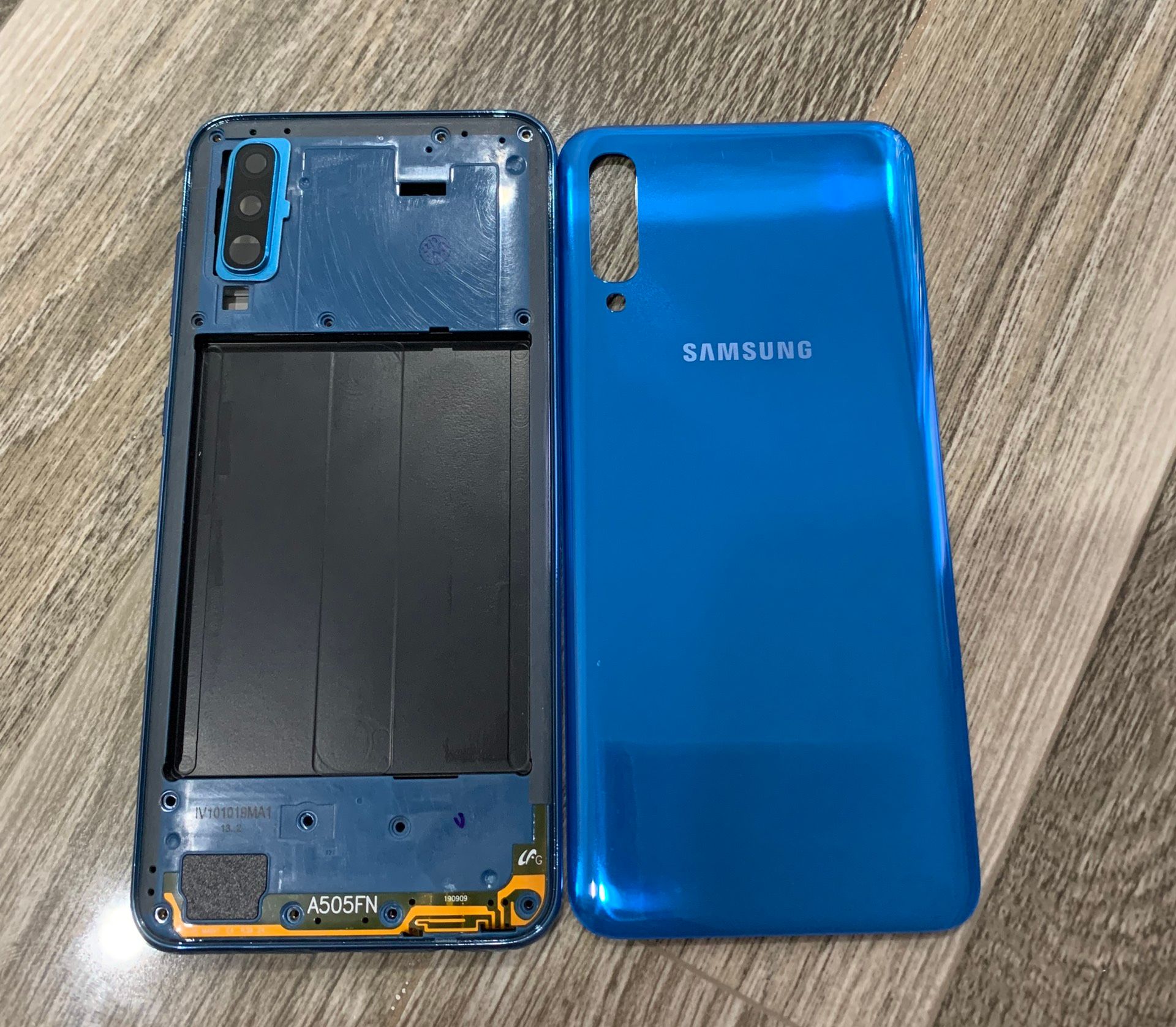Bộ vỏ samsung A50 zin hãng/ Nắp sau,xương đỡ màn/viền xung quanh