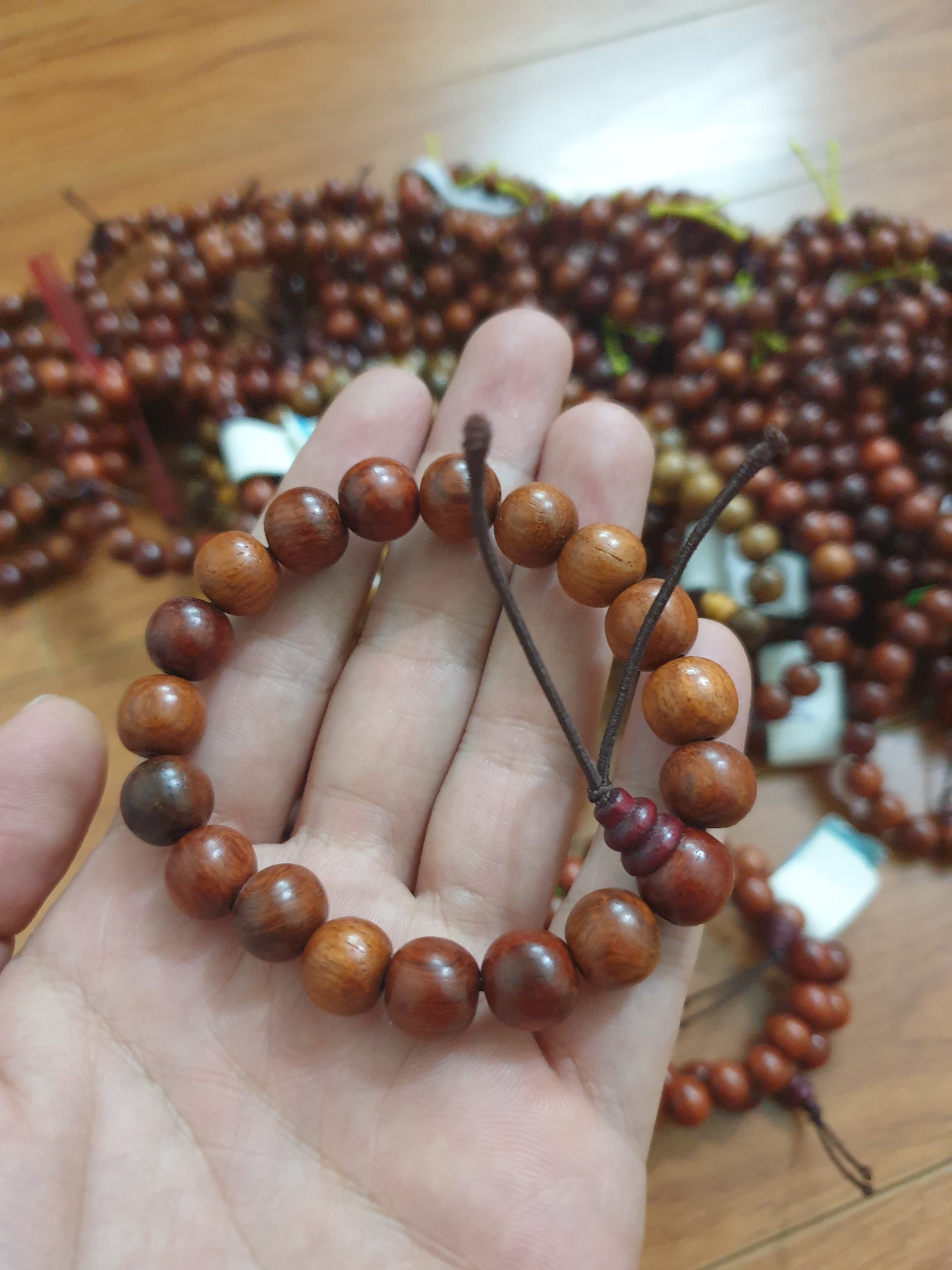 Vòng hạt đeo tay, vòng niệm Phật bằng gỗ cỡ nhỏ tiện lợi size  4 ly