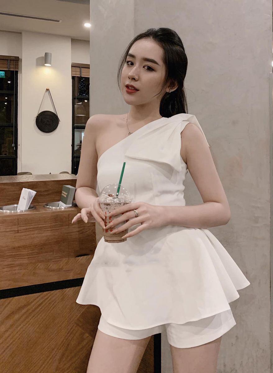 ÁO LỆCH VAI +QUẦN SOOC (TRẮNG)