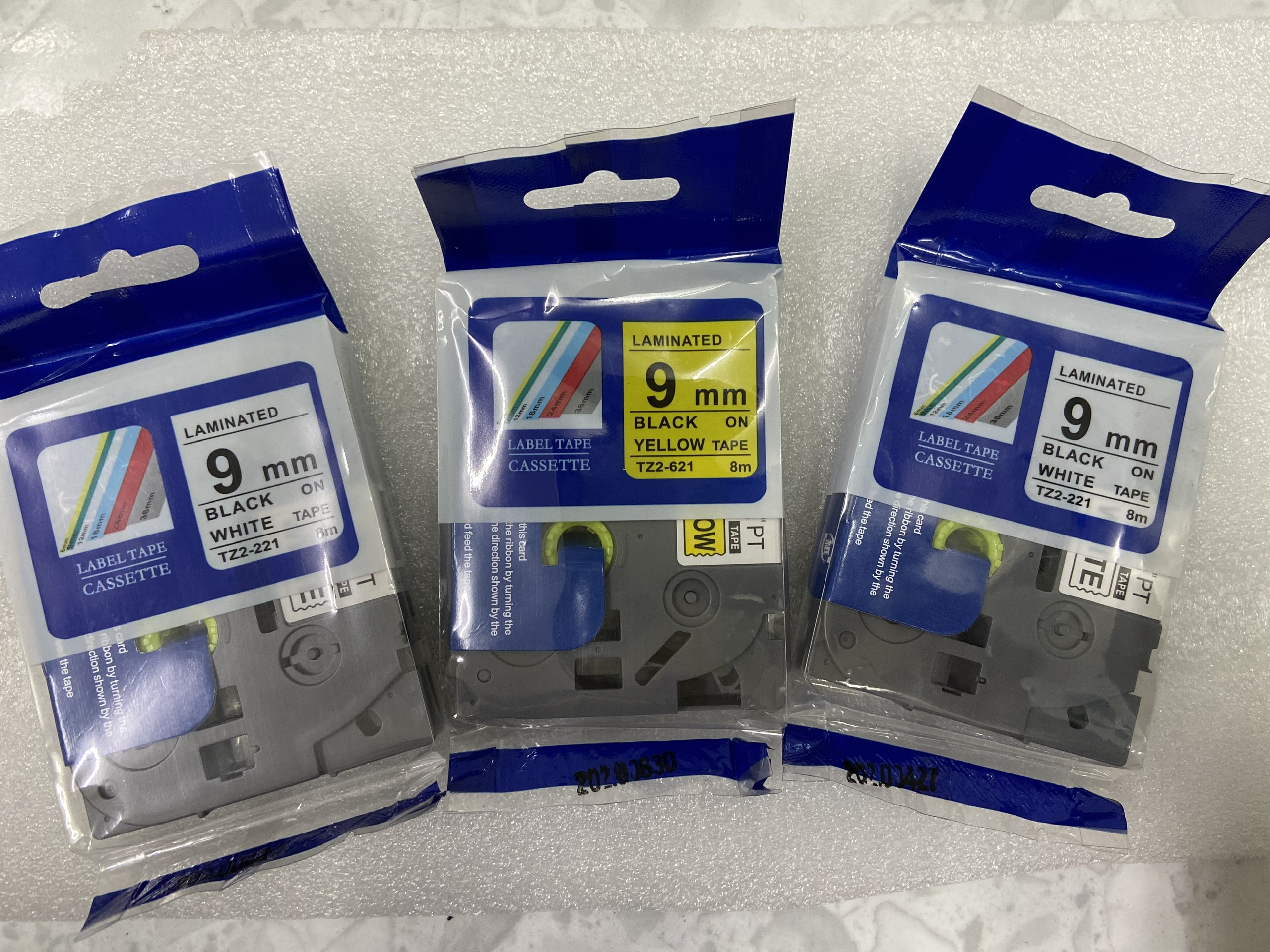 Băng in nhãn tz2-221 chữ đen nền vàng rộng 9mm dài 8m cho máy in brother p-touch pt-e100 pt-e110 pt-e300vp pt-e500v