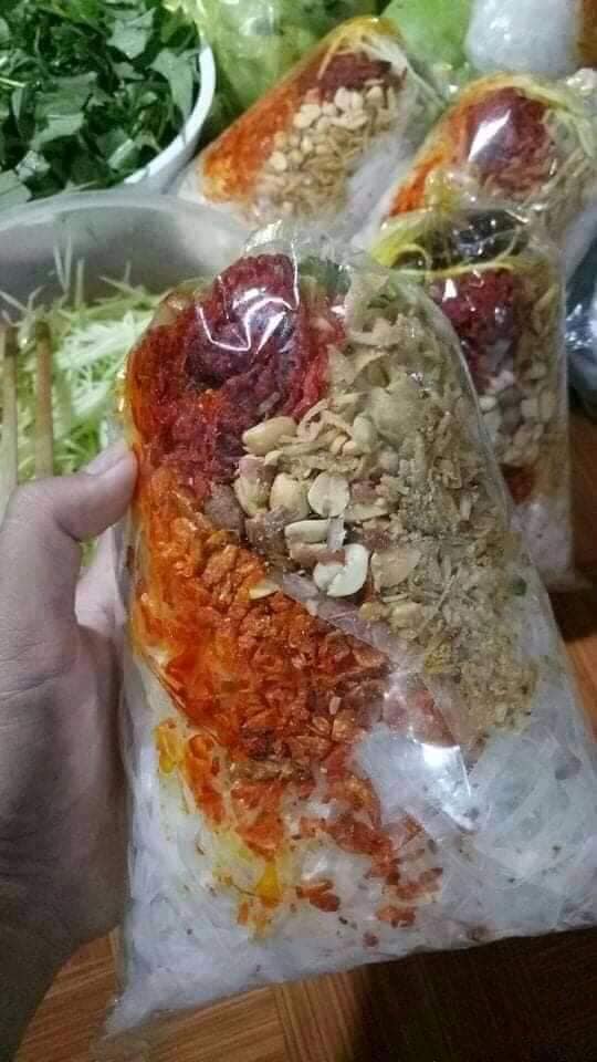 1 bịch bánh tráng trộn thập cẩm  để riêng gia vị (KO RĂM XOÀI TẮC)