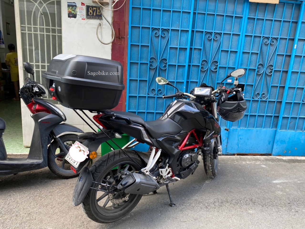 Thùng xe máy Givi mẫu E43NTL kèm đế và bát gắn cho xe Beneli, hàng Givi chính hãng, bảo hành 2 năm