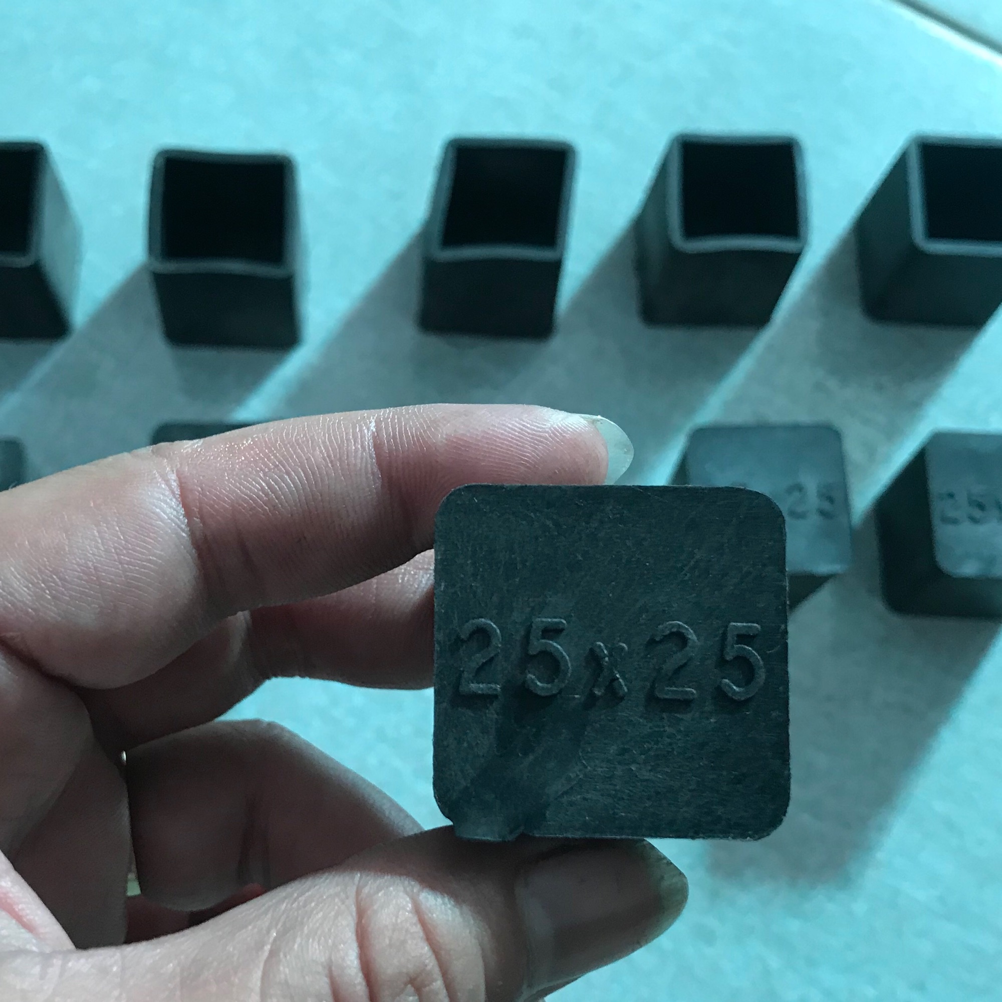 Combo 10 Bịt cao su Ngoài sắt hộp 25x25