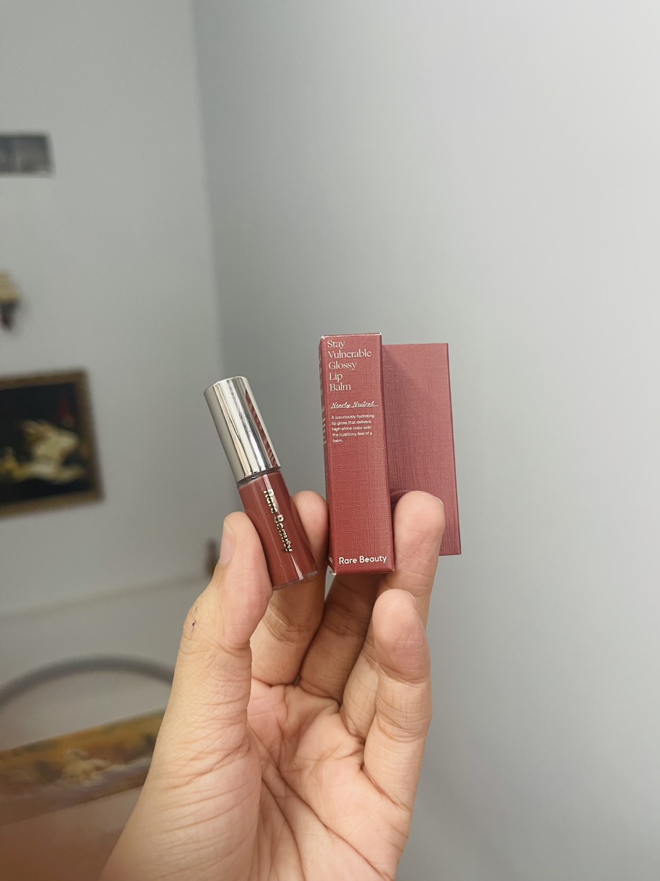 Son bóng dưỡng rare beauty glossy lip balm màu nearly neutrals