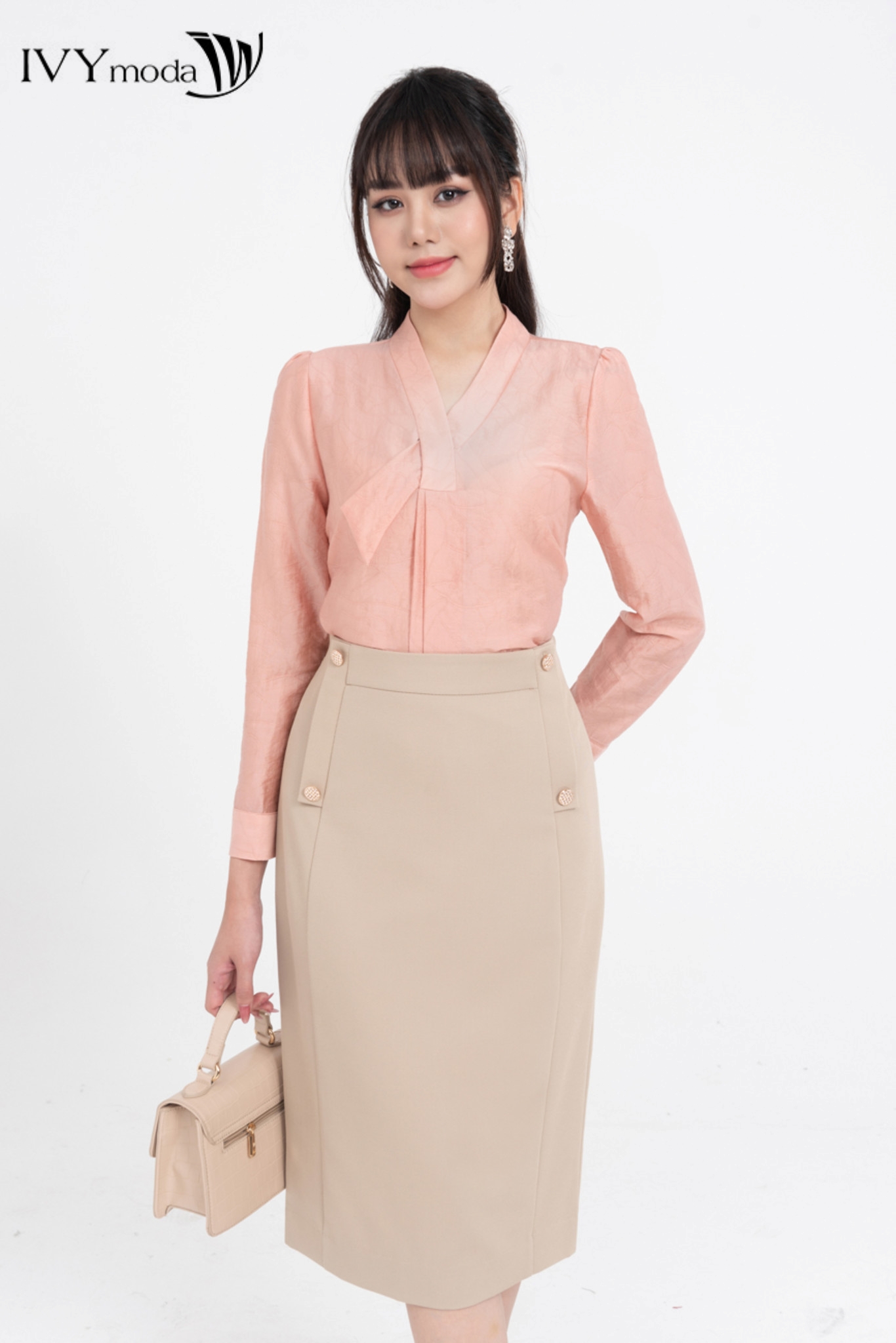 Áo lụa cổ xếp chéo ivy moda ms 17m8167