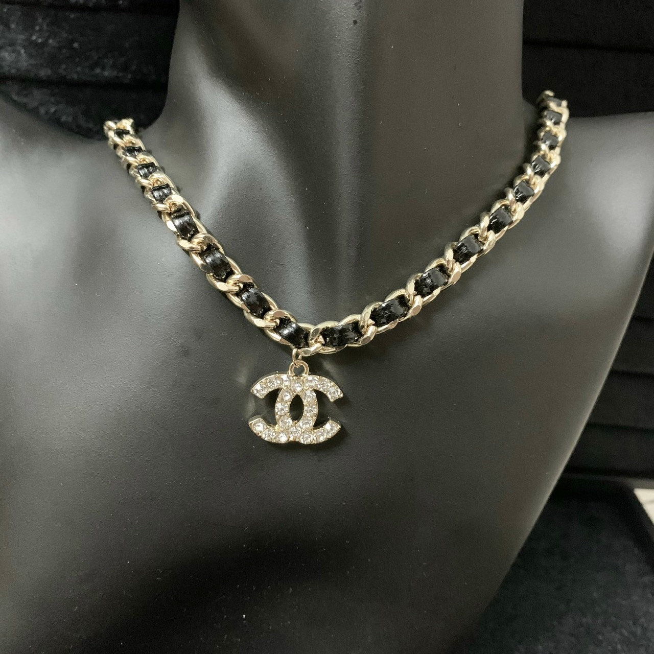 4 mẫu vòng cổ chocker g l x j hot hit 2022