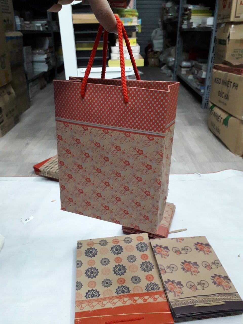Túi giấy đựng quà loại đẹp cỡ 15x19