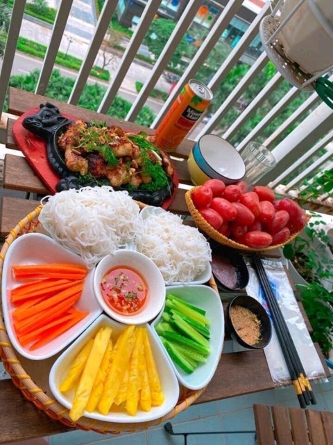 Bộ đĩa 5 cánh hoa đào sứ bát tràng kèm khay mây. 32cm toàn khay. Đựng đồ ăn, đựng mứt tết