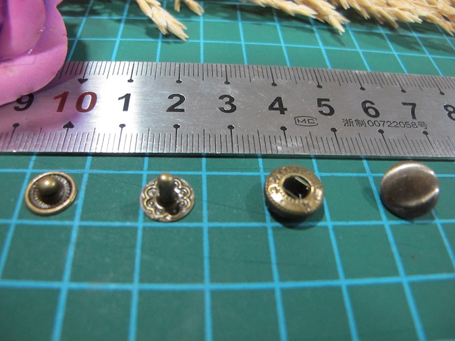 Cúc nút bấm bốn chi tiết