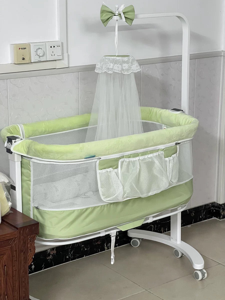 Nôi trẻ em đa năng ONE kề giường mùng phủ nệm bông tự nhiên bánh xe di chuyển thiết kế theo phong cách châu Âu