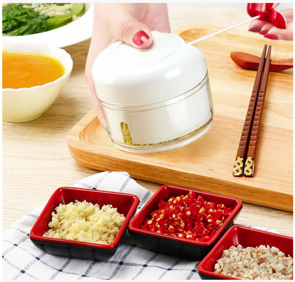 Dụng cụ xay tỏi ớt mini đa năng bằng tay.