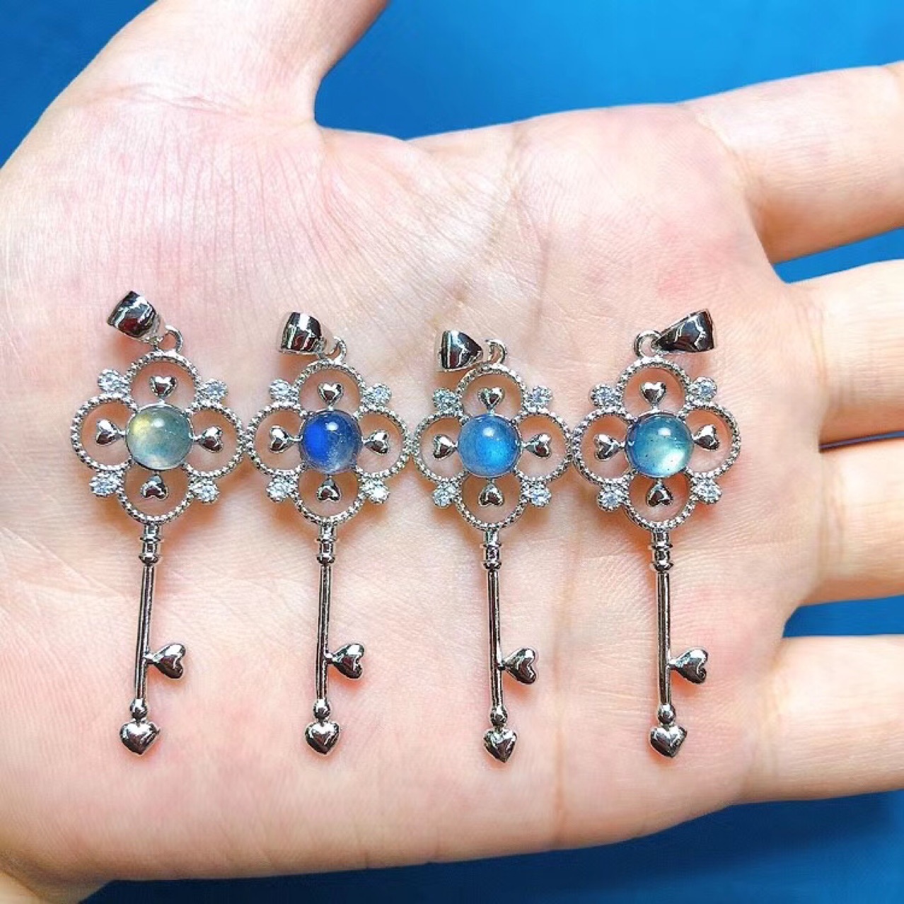 Mặt dây chuyền chìa khóa tình yêu đá xà cừ hắc nguyệt quang Labradorite bọc bạc 925