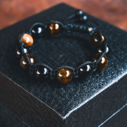 Vòng phong thủy thời trang thủ công handmade đá mắt hổ vàng và đá đen dây đan shamballa phật giáo