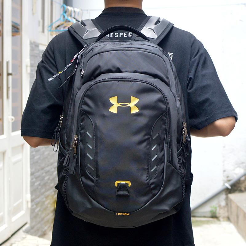 Balo Under Armour Storm Recruit 2.0 Laser màu đen logo vàng đồng