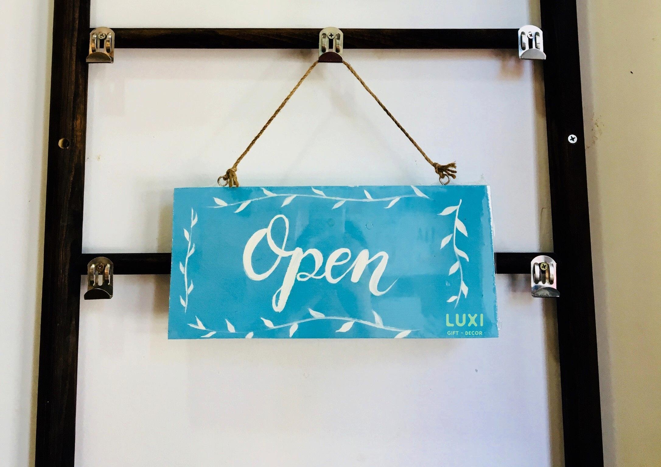 Bảng gỗ vẽ tay 2 mặt open - close 05 luxi decor