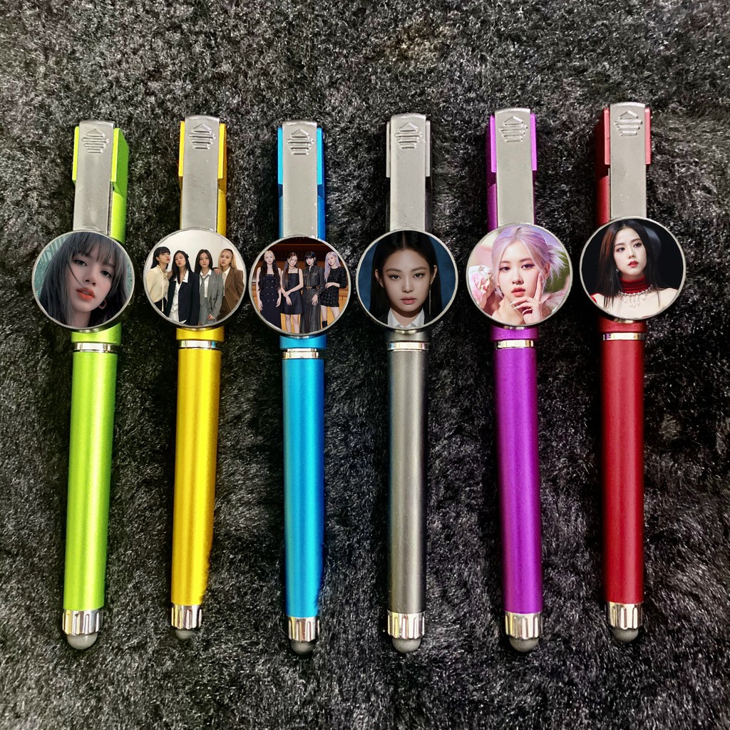 (chọn mẫu) Bút cảm ứng gắn huy hiệu IN HÌNH ĐEN HỒNG Jisoo Jennie Rose Lisa có giá đỡ điện thoại