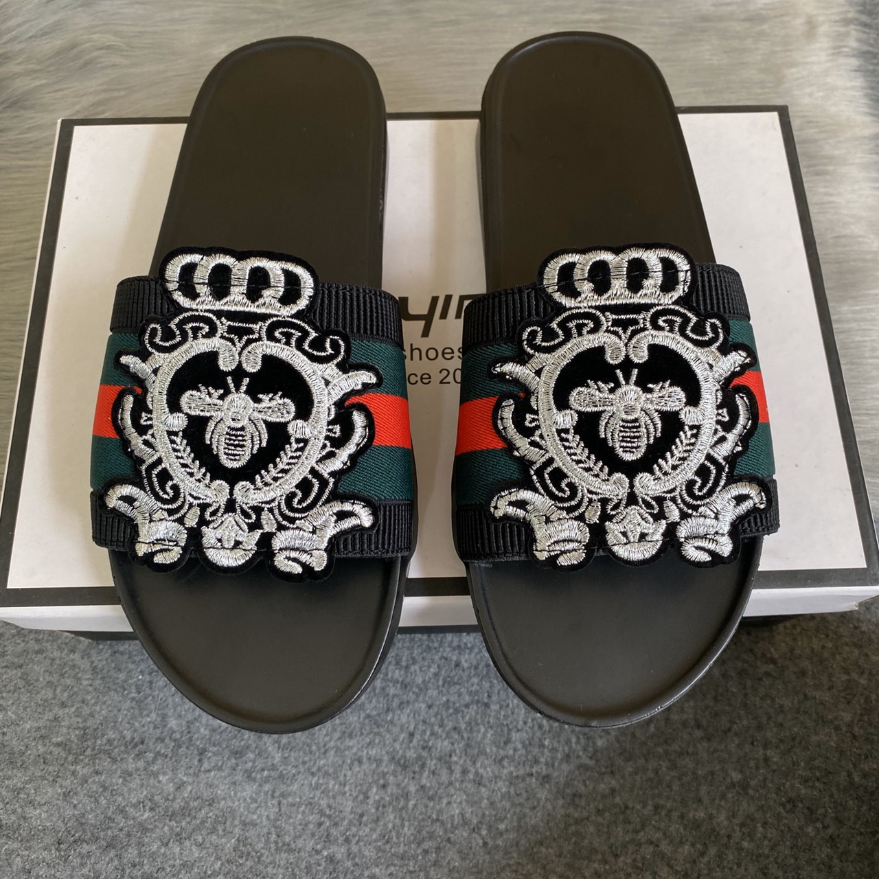 Dép lê da đế hộp kẻ xanh đỏ ong trắng nam