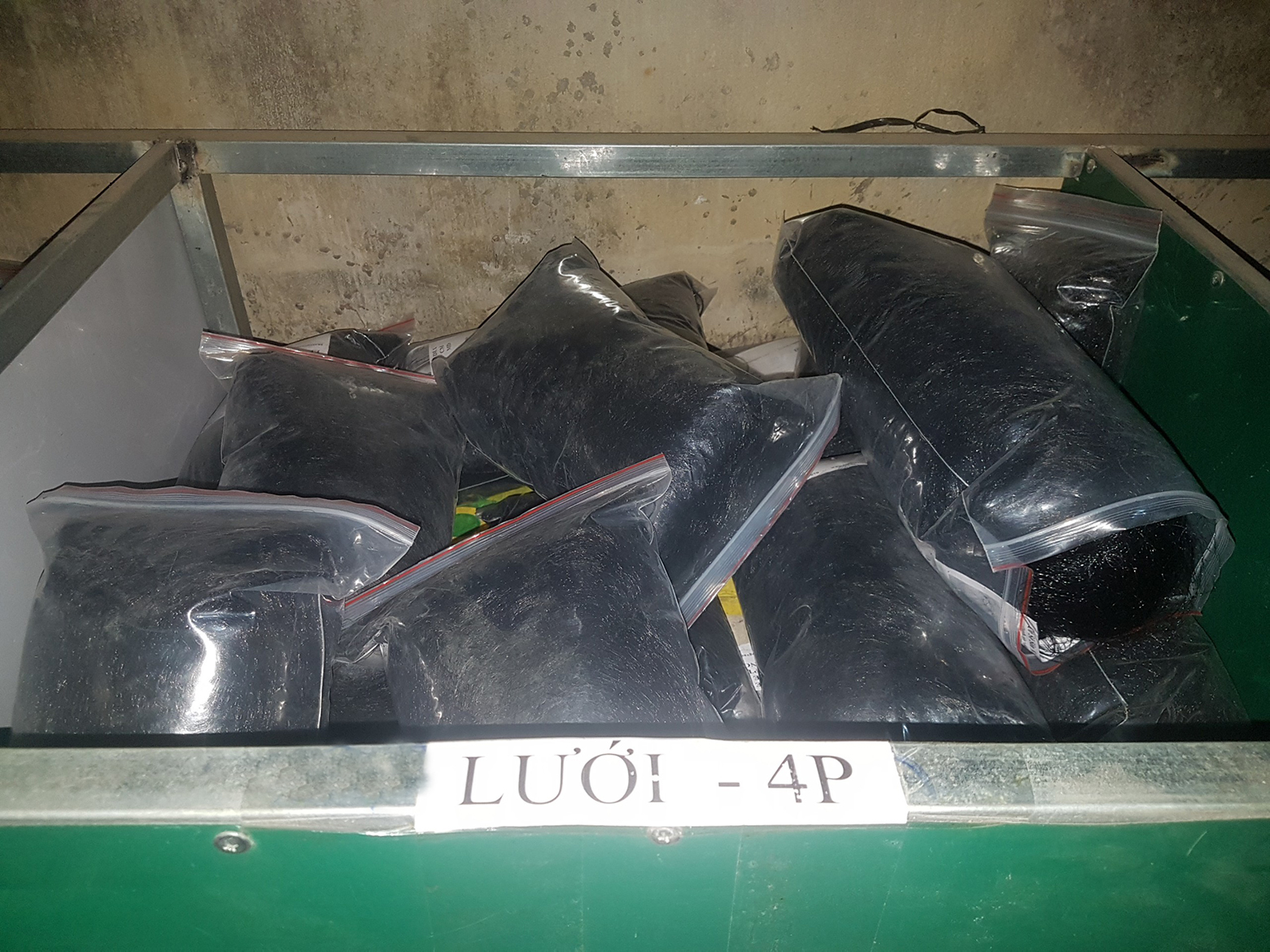 60 mét lưới bẫy chim sẻ , chào mào , trao trảo , tổng hợp chim ngày ( lỗ 4 phân chiều cao 6m 5 dây 4 túi ) lưới cước thái màu đen tàng hình