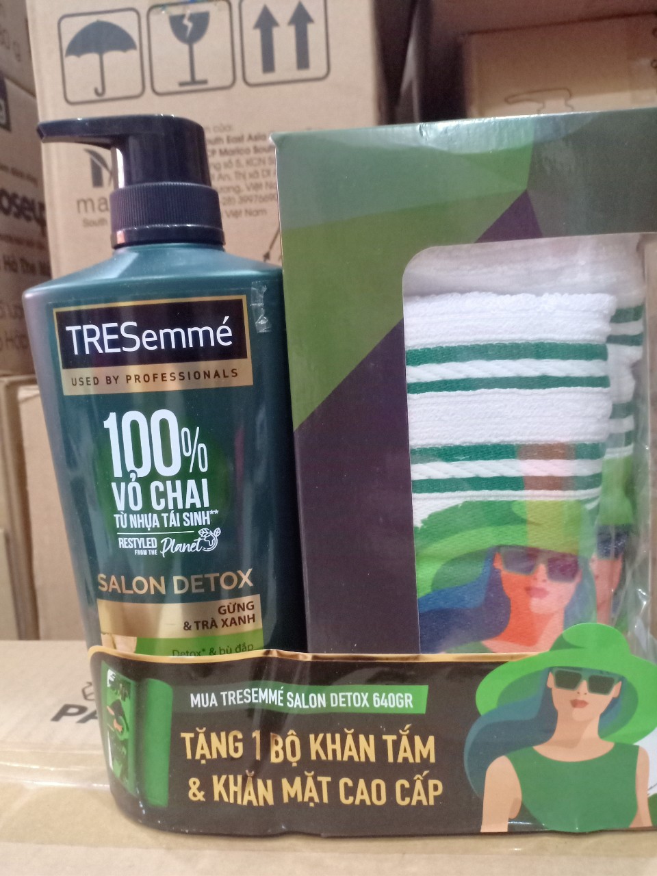 Dầu Gội TRESemmé Keratin Smooth 650g màu xanh tặng hai cai khăn 1 khăn tắm và 1 khăn mặt