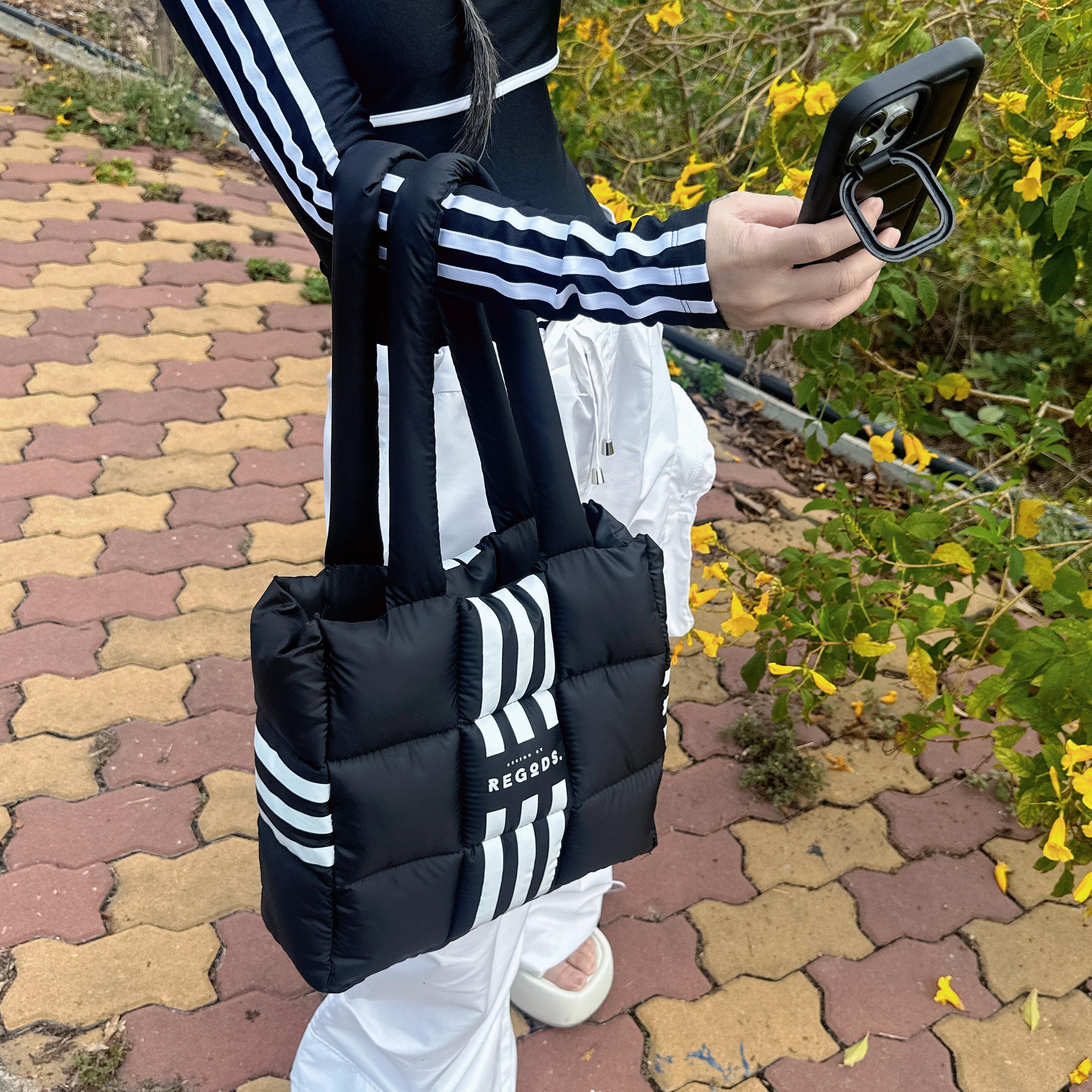 Túi Tote Phao chần bông 3-Stripes Regods đựng vừa laptop 13inch