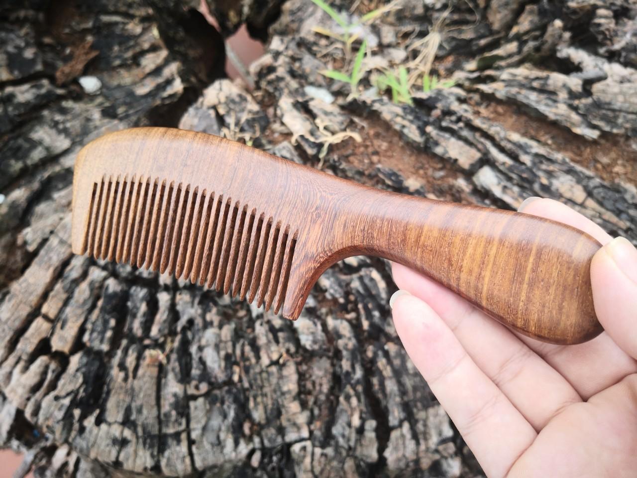 Lược gỗ dài đàn hương cao cấp DH18-giúp ổn định tâm trạng,suy nghĩ,giảm căng thẳng giúp ngủ ngon hơn