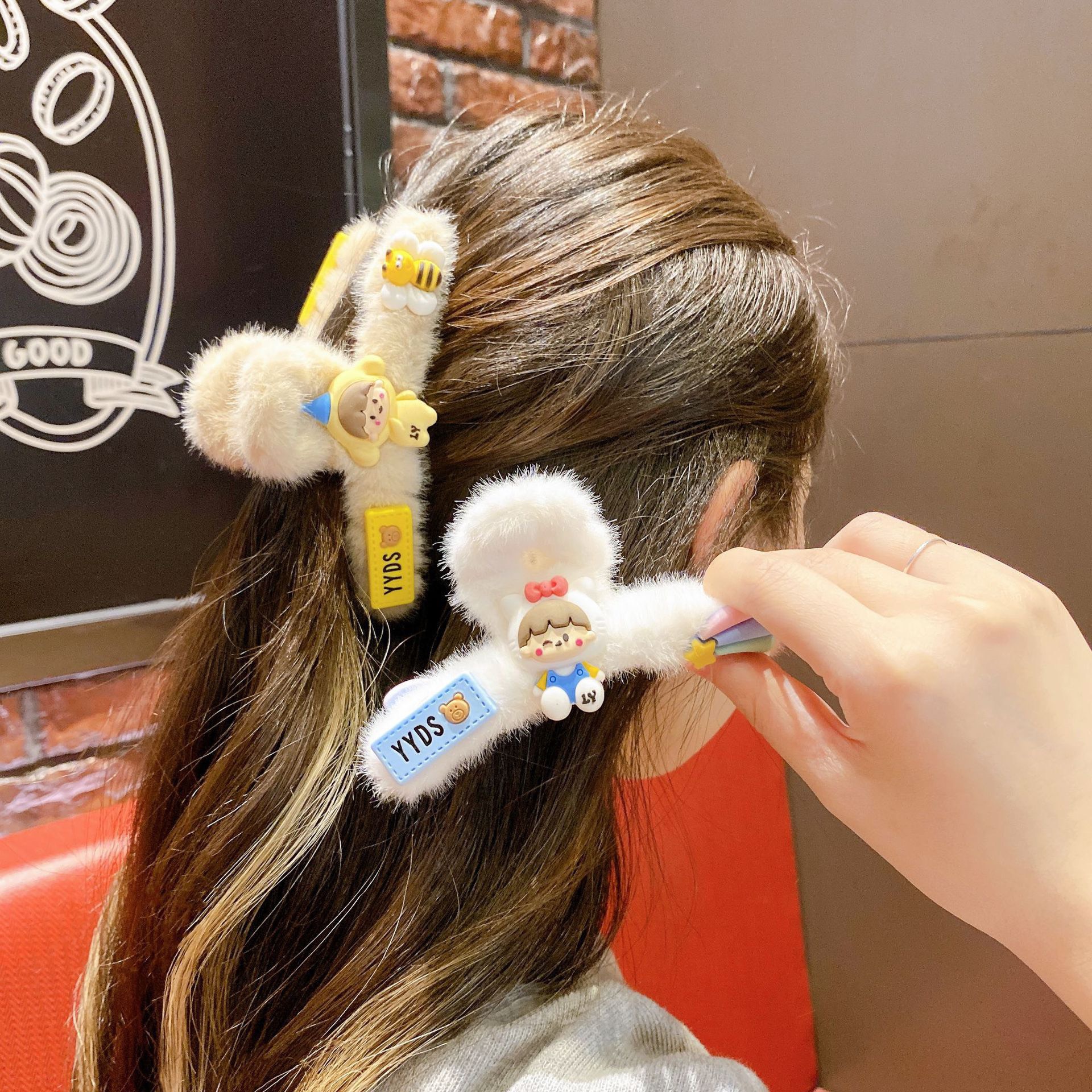 Kẹp tóc hình cá mập phủ lông phong cách hàn quốc dễ thương thời trang - gấu yyds- gấu dâu 2023