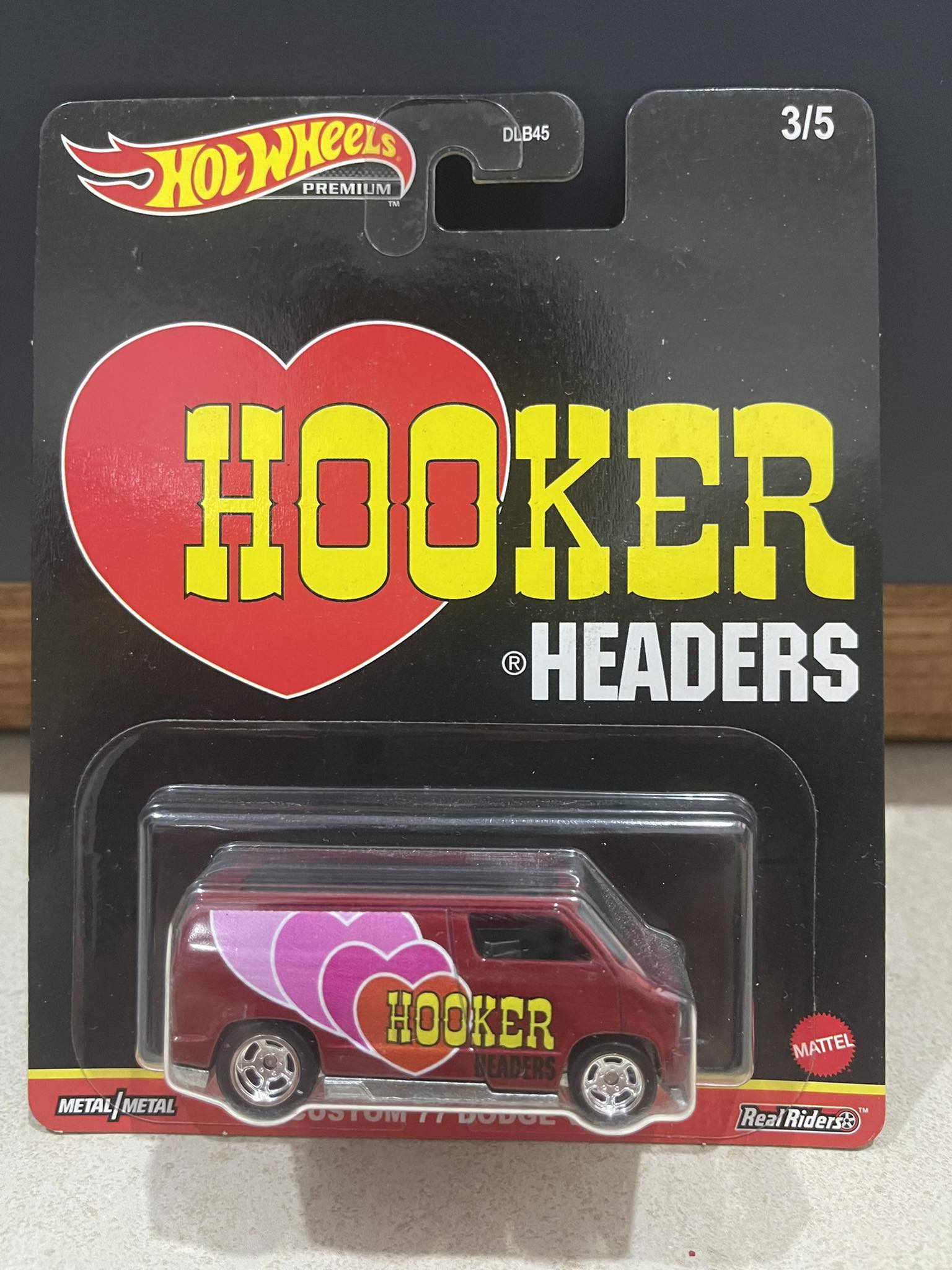 Xe mô hình đồ chơi bánh cao su hotwheels 1:64 premium - hooker - custom 77 dodge van
