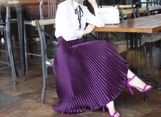 Chân váy xếp ly satin dáng maxi tím đậm