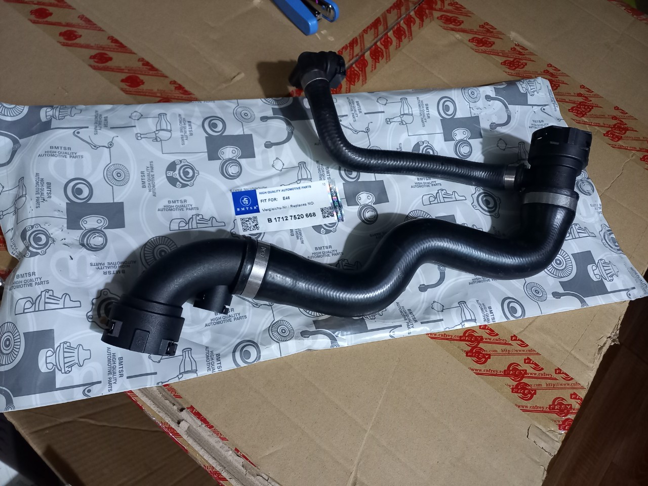 Ống nước nối van hằng nhiệt bmw 318, e46/ống nước vào bình nước phụ xe bmw 3 series e46 hiệu bmtsr