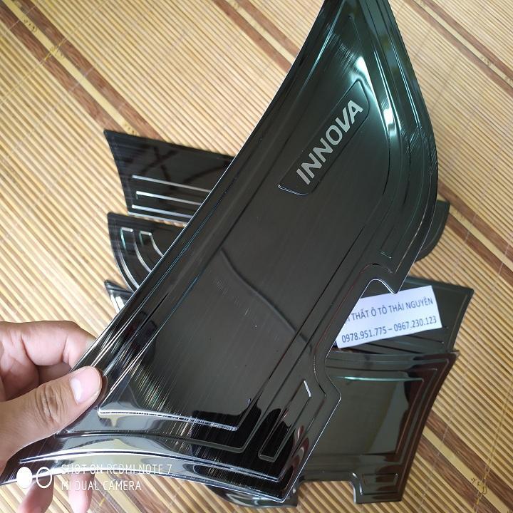 Ốp tabli chống xước cánh cửa Innova 2017-2019