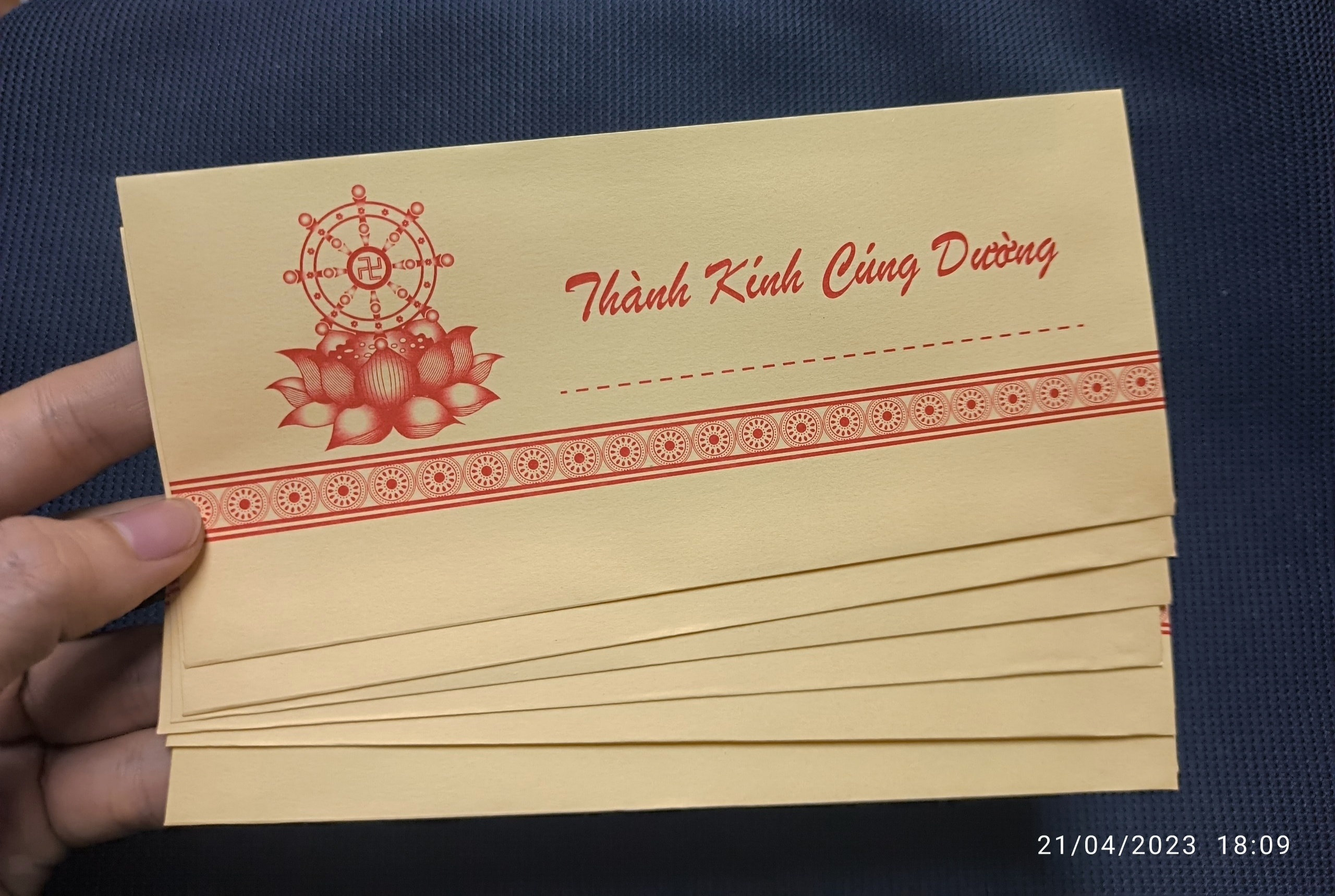 Bì thư thành kính cúng dường giấy thường