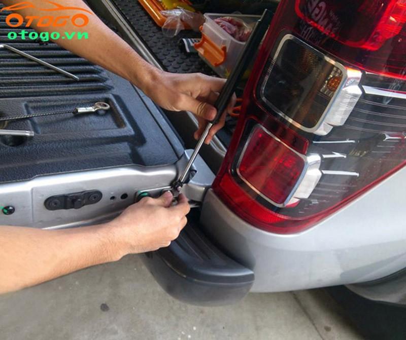 Ty hãm mở cốp sau ford ranger