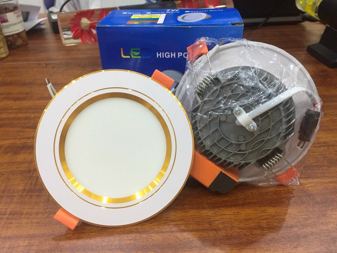 Đèn led âm trần led, đèn mắt trâu 7w mặt 120 khoét lỗ phi 90 3 chế độ viền vàng, viền bạc