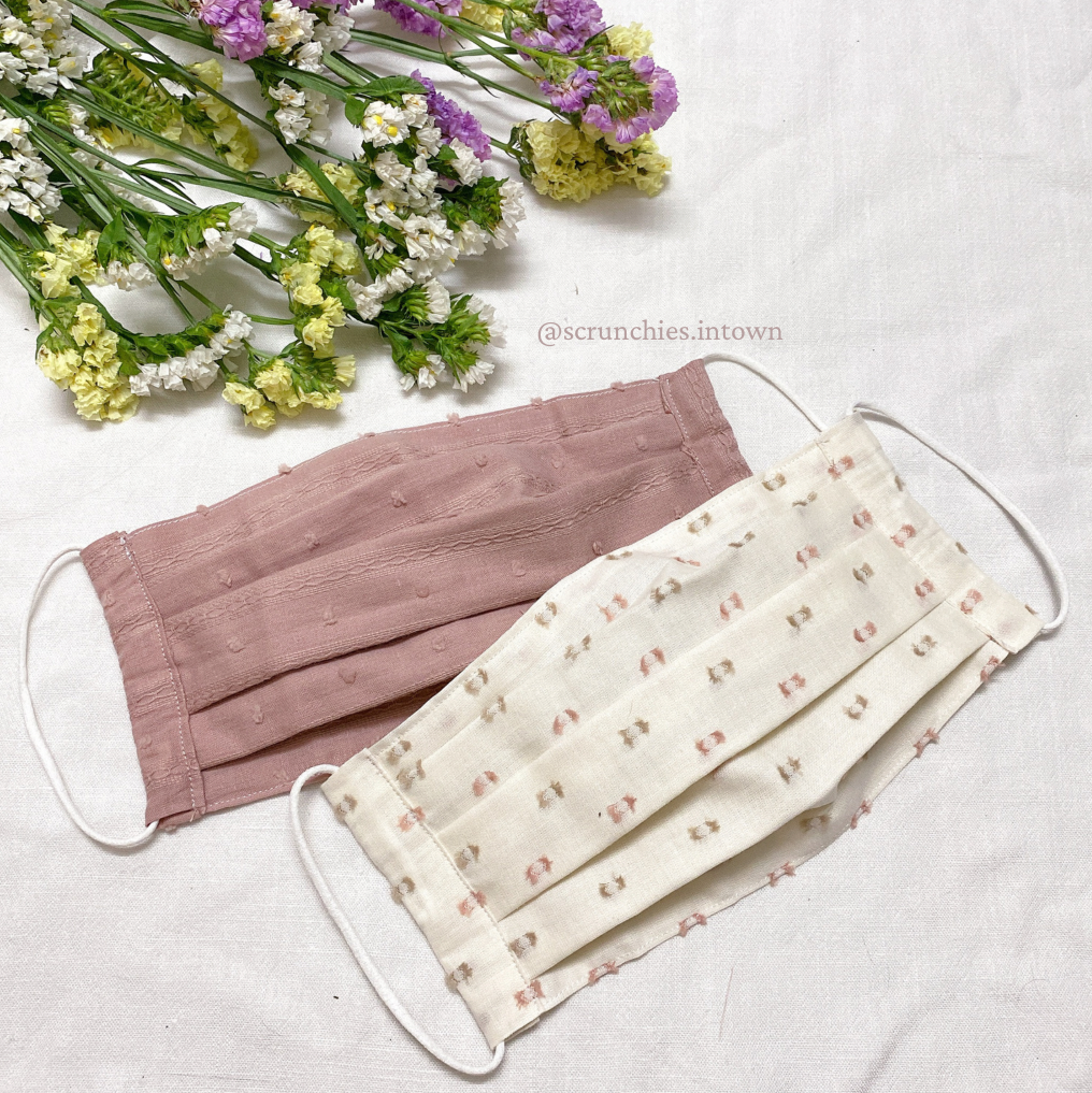 Khẩu trang vải cotton thêu 2 lớp chống bụi | scrunchies.intown