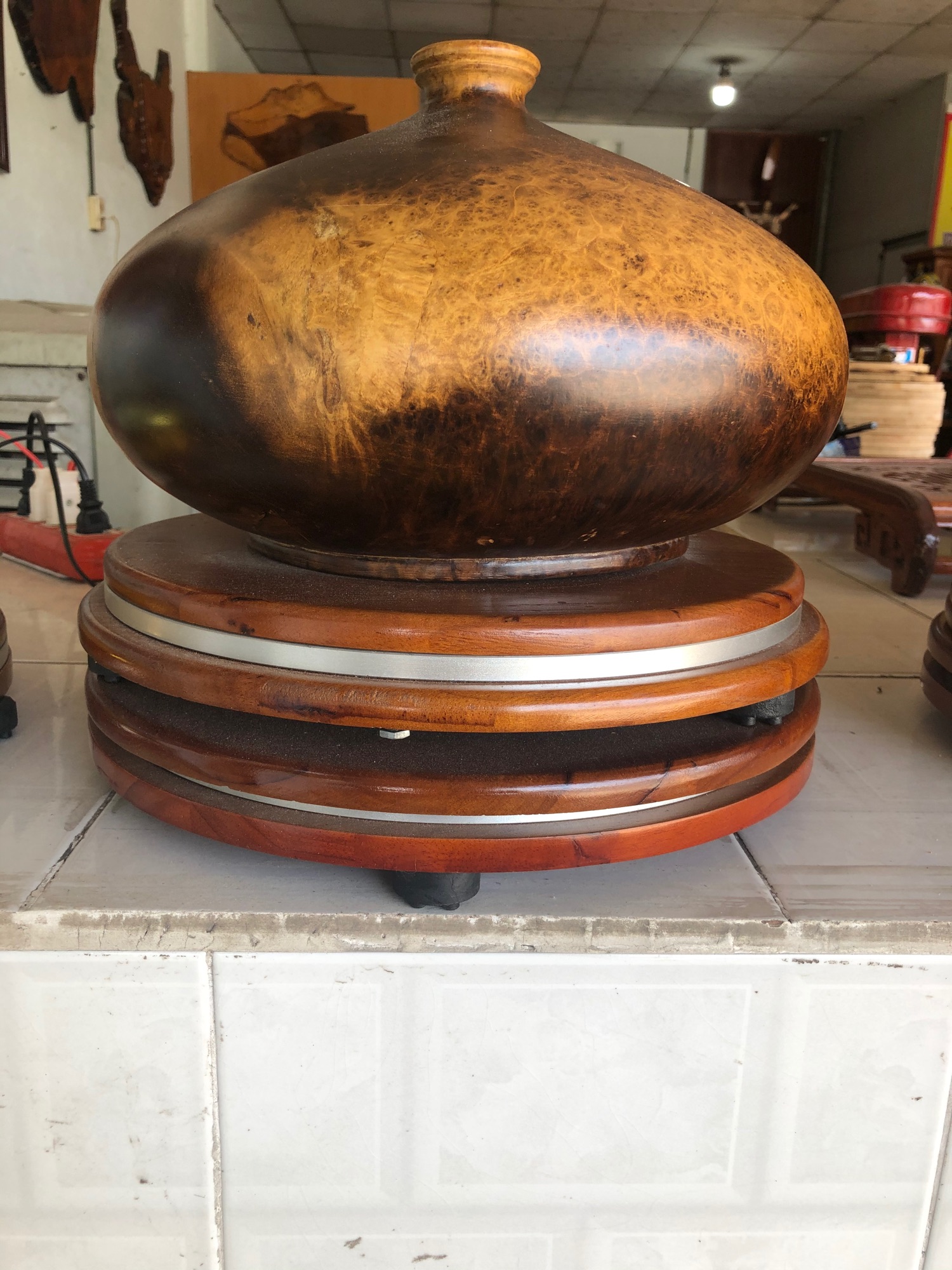 Đế gỗ xoay chạy bằng điện