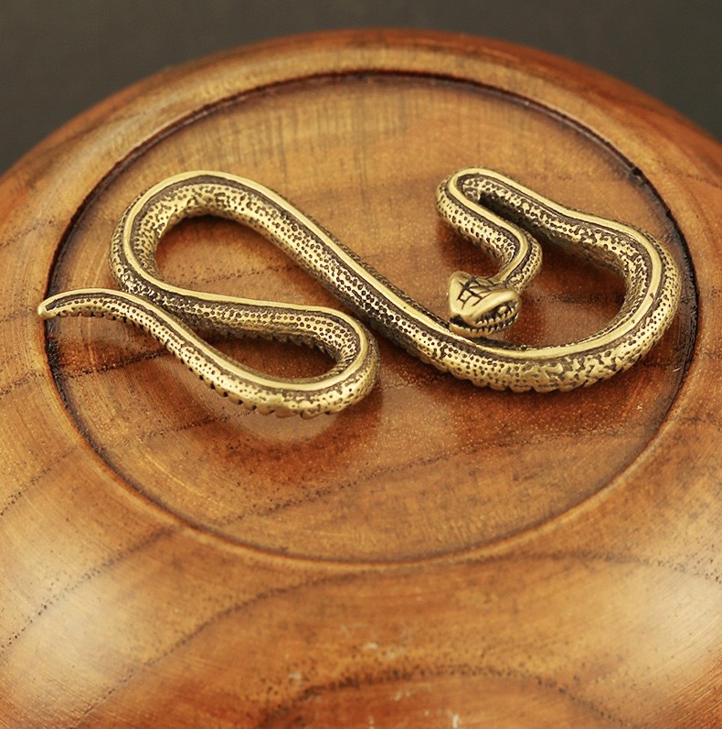 Tượng Nhỏ Phong Thủy Bằng Đồng Kiểu Dáng Con Rắn Lục Dài (Kích Thước: 4 x 5.5cm)