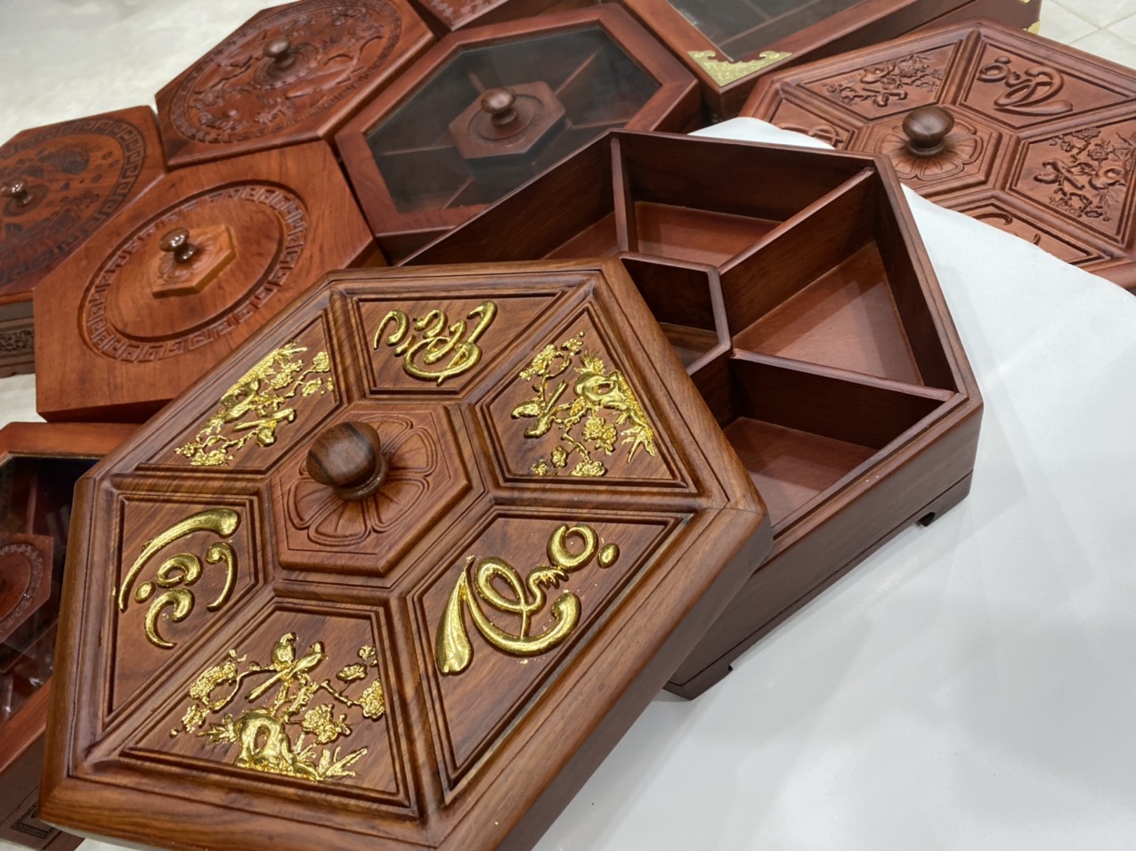 Hộp Đựng Bánh Kẹo Ngày Tết bằng Gỗ Lục Giac -Nắp Kính Trạm Khắc phúc lộ thọ vàng- khay đựng mứt tết - khay đựng bánh kẹo