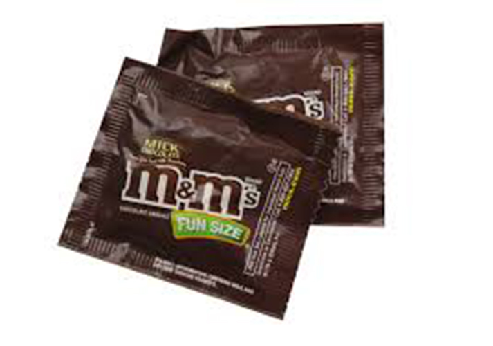 Socola sữa M&M Milk Chocolate Candies 6 gói tông trọng lượng 104gr của Mỹ