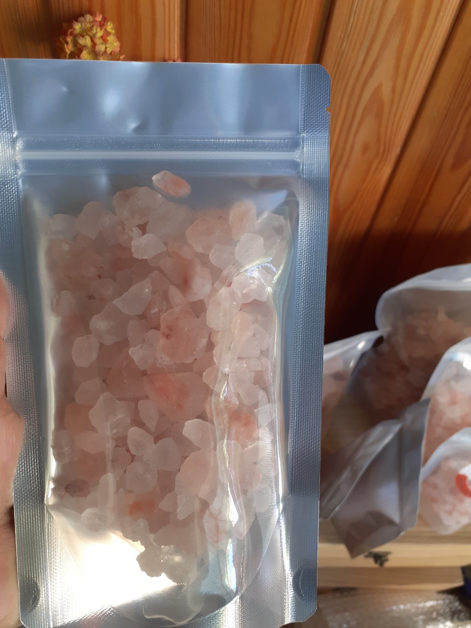 [HCM]Muối hồng dạng hạt loại dùng để ngâm hoặc chườm nóng giúp giảm tê bì đau xưng  nhứt 1 gói là 300gram.