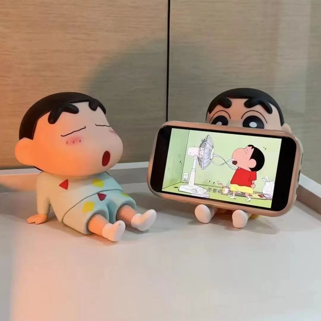 (Hàng đã sẵn sàng)Anime Nhật Bản Crayon Shin-chan búp bê váy ngủ giá đỡ điện thoại trang trí