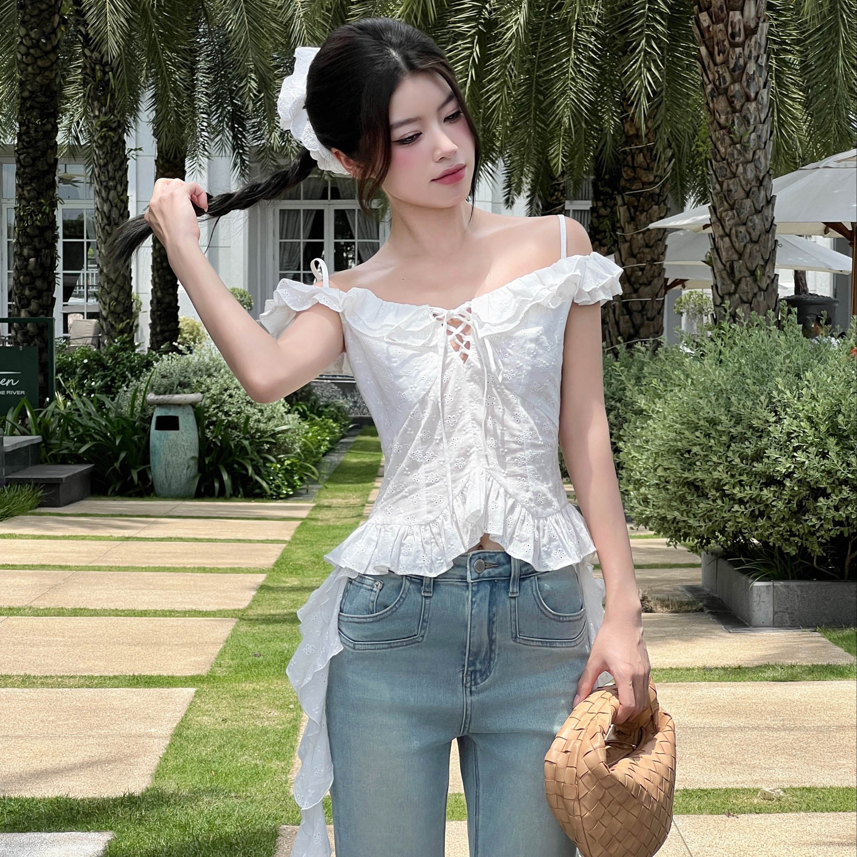 Beryl Top- Áo Trễ Vai Chất Thô Boil Thêu Hoa Thiết Kế Nữ Tà Dài Điệu Đà Thanh Lịch Đi Chơi Đi Du Lịch Veo's