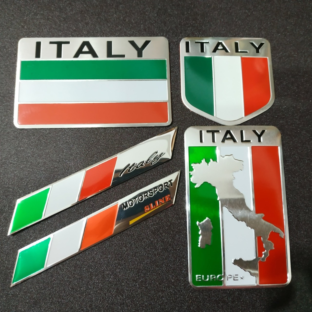 Những chiếc tem nhôm xe hình cờ Ý Italy giảm giá từ nhà sản xuất hàng đầu sẽ khiến bạn cảm thấy phấn khích. Đây là một cơ hội tuyệt vời để bạn trang trí xe của mình với những chiếc tem nhôm đẹp và ý nghĩa. Hãy cùng chúng tôi tìm hiểu thông tin chi tiết về sản phẩm trong hình ảnh.
