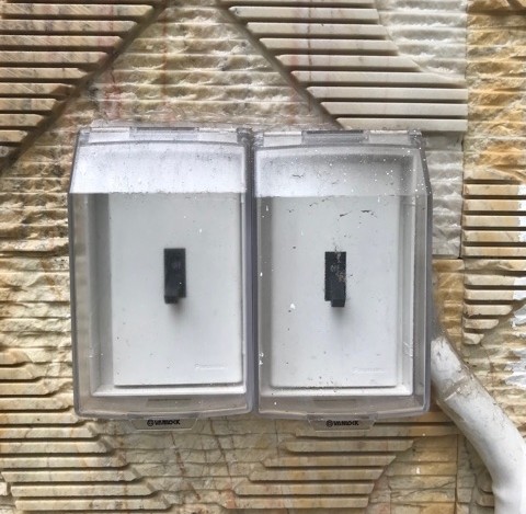 [HCM]Hộp - mặt nổi có nắp che mưa Vanlock