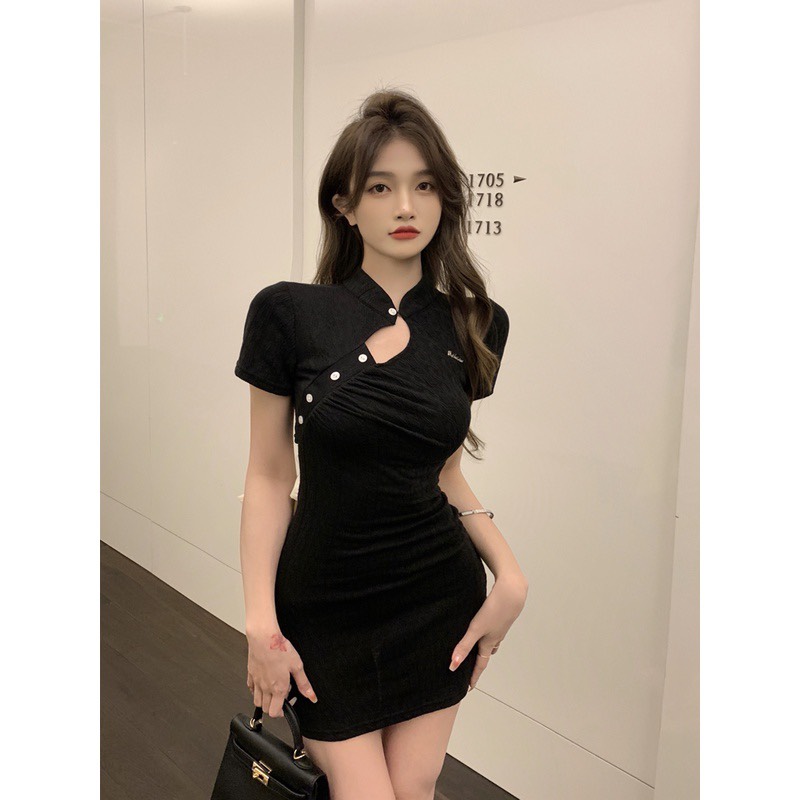 Đầm body tay ngắn cổ tàu phối nơ sau cực kì xinh