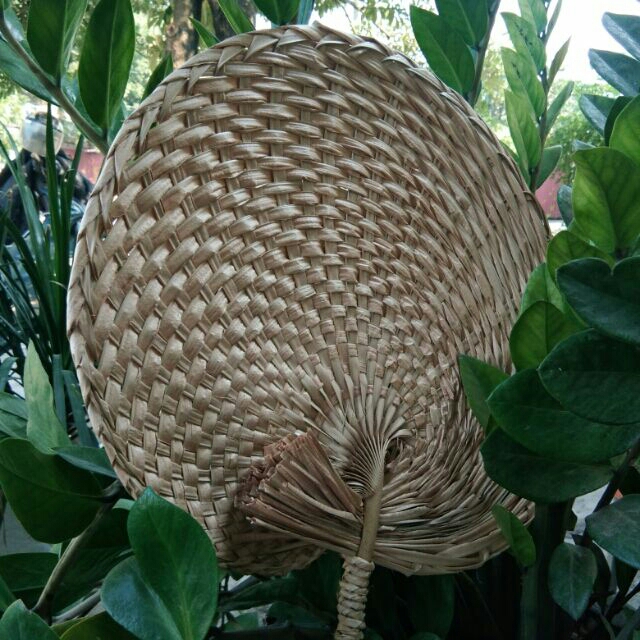 Quạt nan lá cọ truyền thống