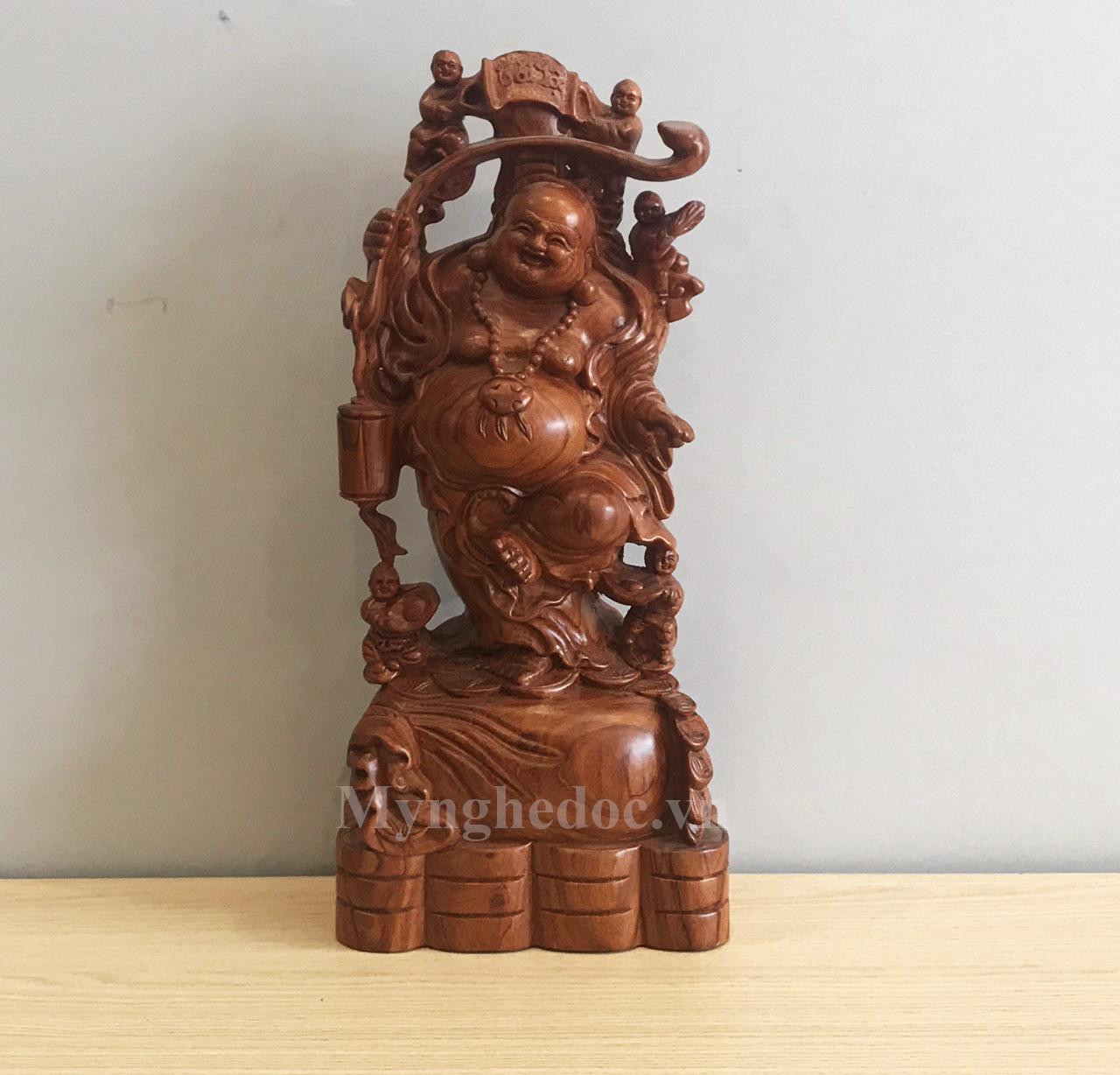 Tượng di lặc bằng gỗ hương đứng trên bao tiền kích thước cao 40cm ngang 20cm và dày 10cm