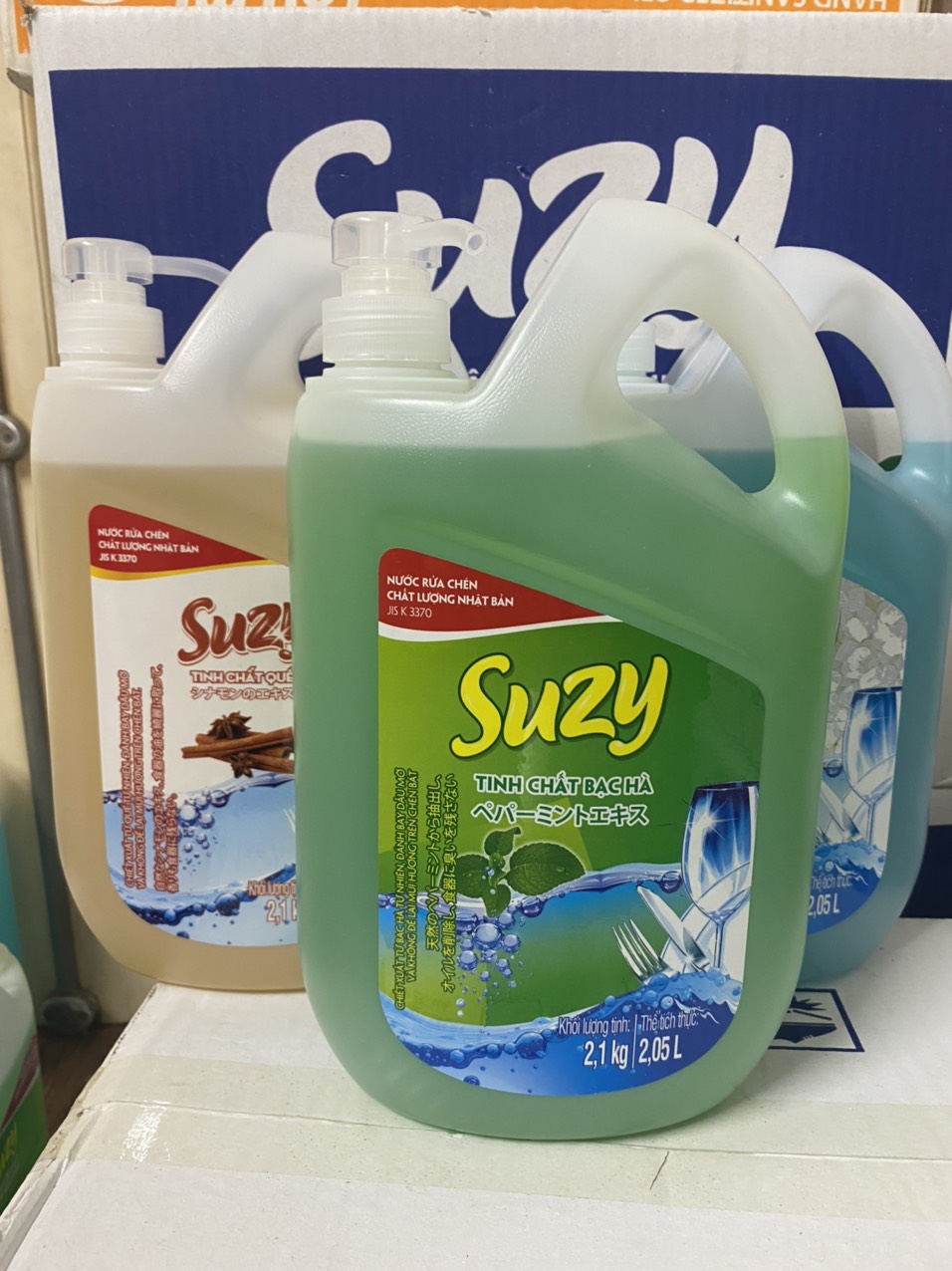 Nước rửa chén Suzy can 2.1kg có vòi nhấn - Công nghệ Nhật Bản, chất lượng đảm bảo an toàn và cam kết hàng đúng như mô tả