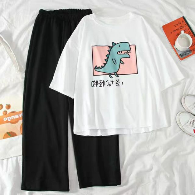 [HAN HAN SHOP 39] Sét Bộ Đồ Quần Áo Nữ Mùa Hè Mặc Đi Chơi Dạo Phố Dễ Thương, Mặc Ở Nhà, Áo Phông Trắng Cotton Organic Ngắn Tay Cổ Tròn Mát Mịn In Hoạt Hình 3D Khủng Long Chữ Nhật Kèm Quần Thun Cát Phong Cách Teen Cute Hàn Quốc