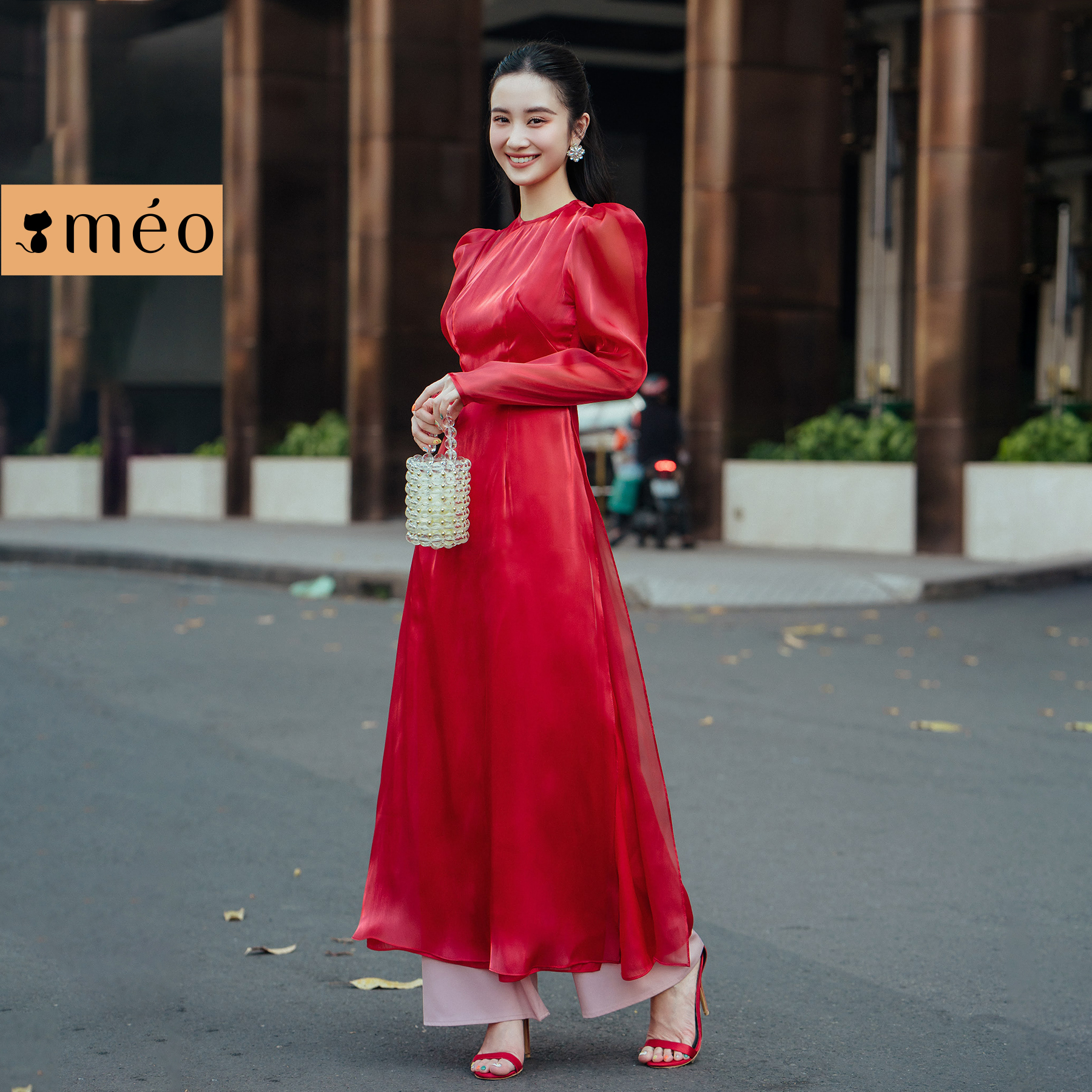 Áo dài cách tân Méo shop thiết kế dài tay hai tà tay bồng Ái Minh